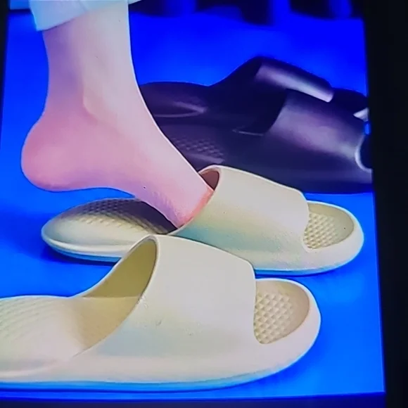 Women's slippers. - Picture 2 of 7